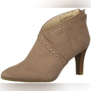 Life Stride Tan Giada Ankle Booties Size 7 1/2 Wide Width